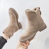 nahaufnahme beige winterstiefel mit reißverschluss und profilsohle