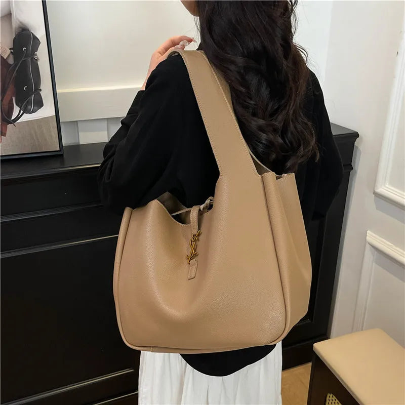 Beige damestas met luxe afwerking en grote capaciteit
