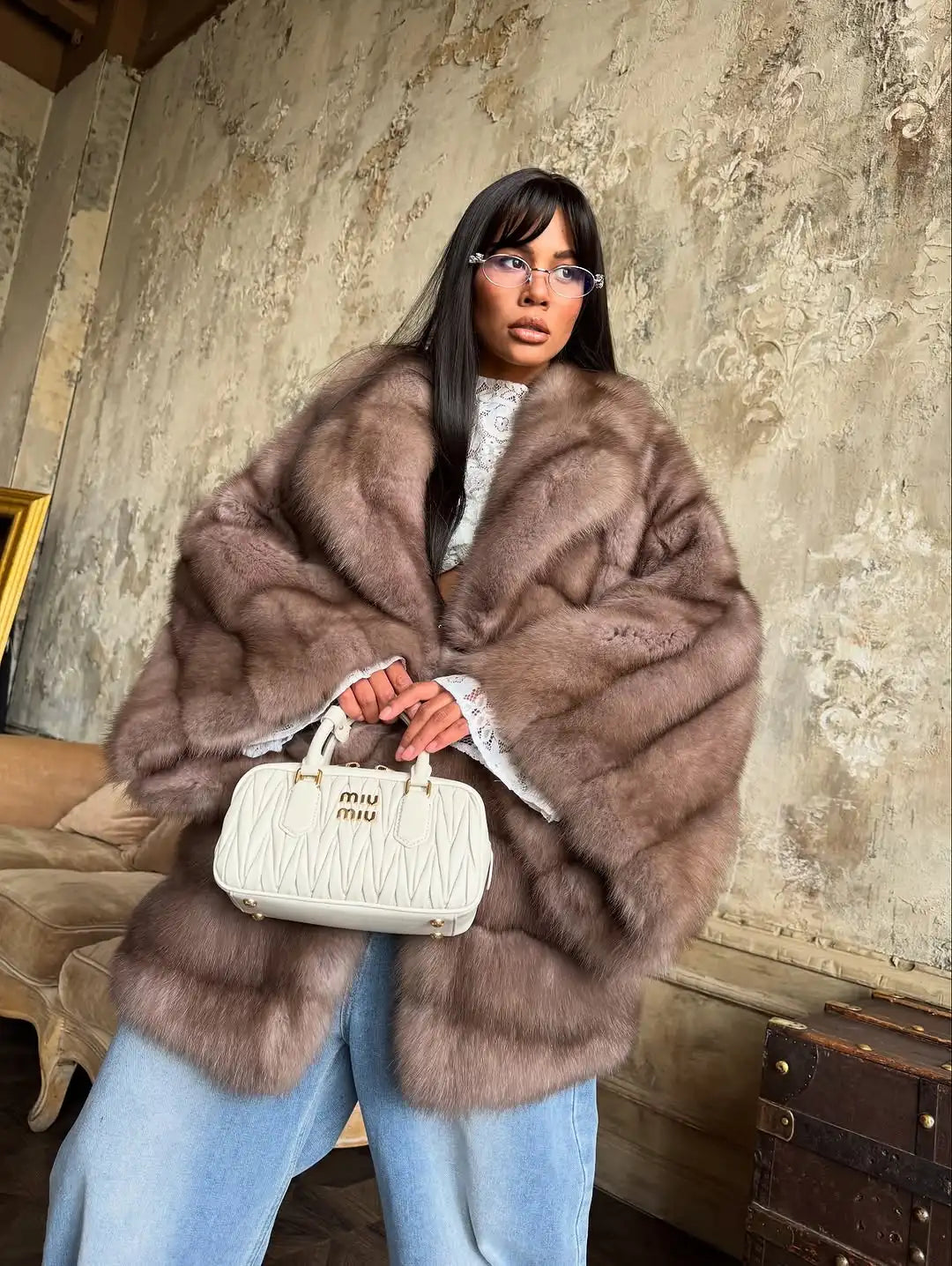 detailansicht einer hellbraunen kunstpelzjacke mit vollem, weichem fell