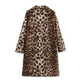 Savanna Chic Coat, een stijlvolle faux fur jas met luipaardprint, ideaal voor koude dagen