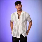 Lucien wit shirt model met blauwe achtergrond
