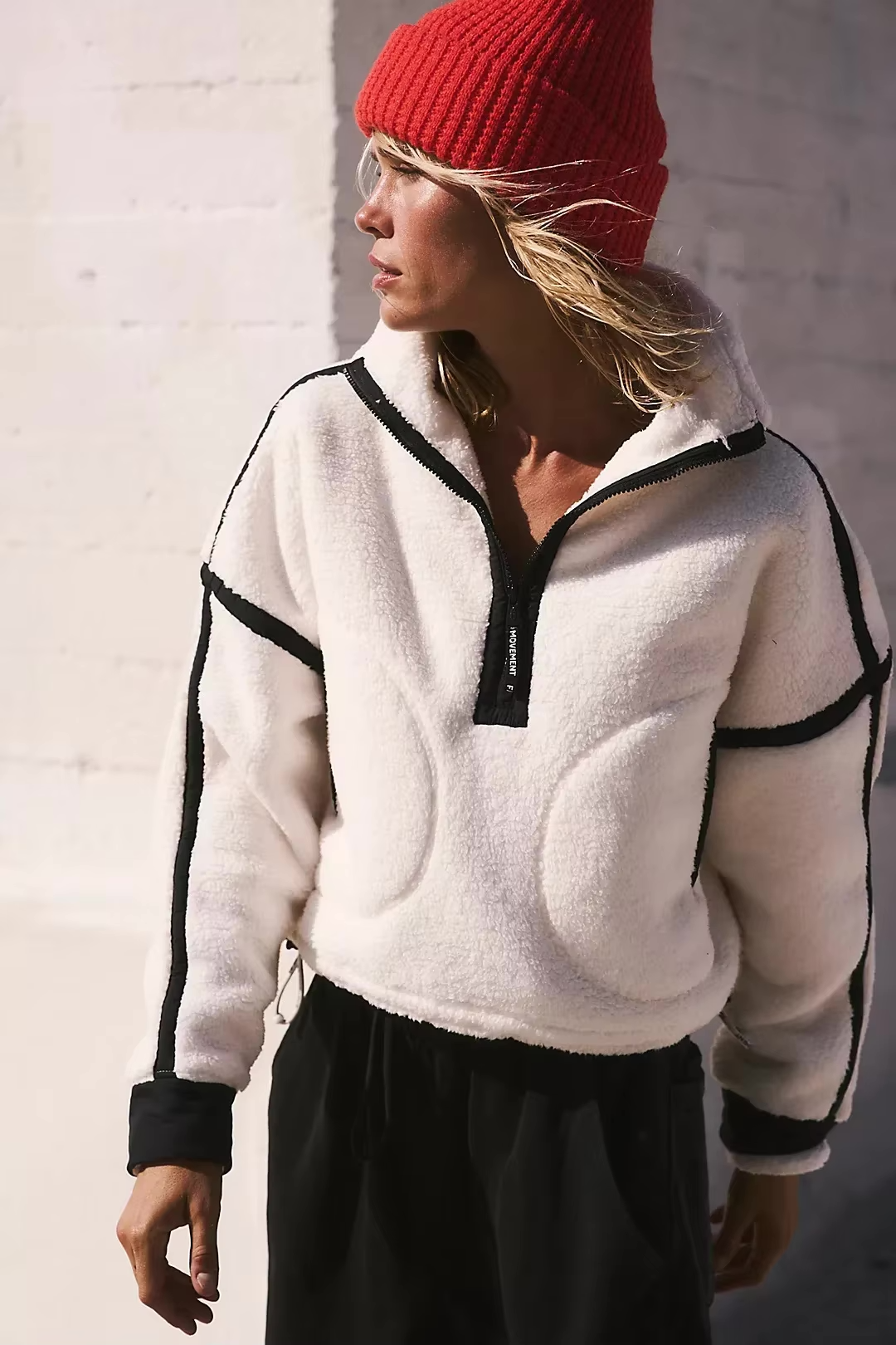Grijze half-zip sweater met verstelbare zijkoorden, vooraanzicht.