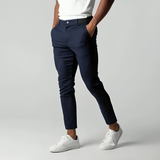 Anton herenbroek gecombineerd met witte sneakers

