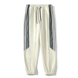 mannen sportoutfit met contrasterende strepen
