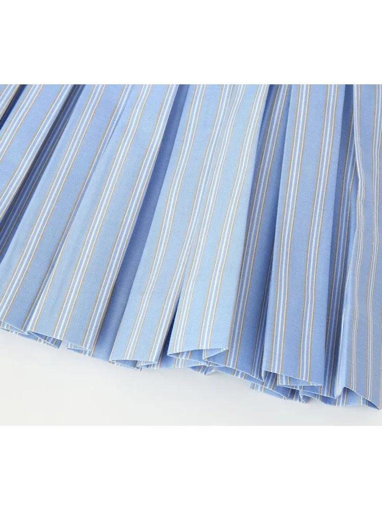 Elara Pleated Charm jurk vooraanzicht, Elara Pleated Charm jurk zijaanzicht, Elara Pleated Charm achterkant, close-up schouderbandjes Elara jurk, Elara jurk knoopdetail, geplooide rok close-up Elara jurk, model draagt Elara Pleated Charm vooraanzicht