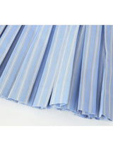 Elara Pleated Charm jurk vooraanzicht, Elara Pleated Charm jurk zijaanzicht, Elara Pleated Charm achterkant, close-up schouderbandjes Elara jurk, Elara jurk knoopdetail, geplooide rok close-up Elara jurk, model draagt Elara Pleated Charm vooraanzicht