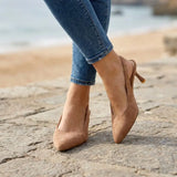 Modell in Velmira Slingback-Pumps Beige Wildleder, Lifestyle-Aufnahme an der Küste