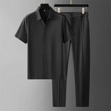 polo en broek set in taupebruin voor een formele uitstraling
