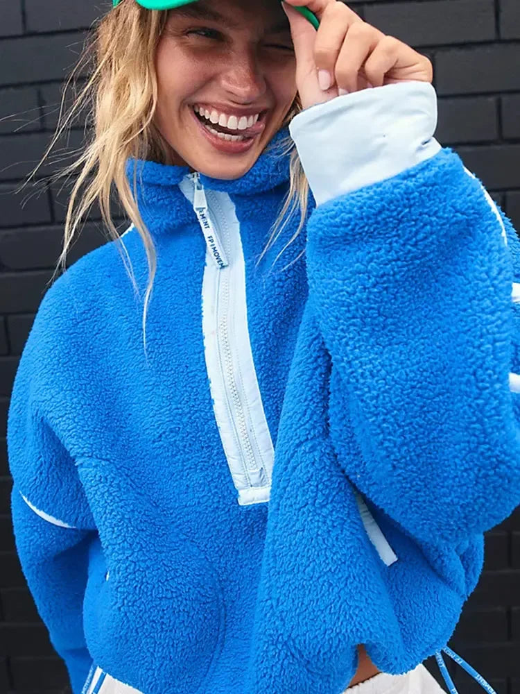 Blauwe half-zip sweater met verstelbare zijkoorden, vooraanzicht.