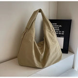 Lichtgewicht Aether Tote in Khaki, gemaakt van soepel nylon met een modern en ruim design (50x29x21 cm) en meerdere ritsvakken.