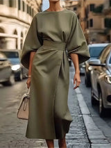 Grünes Midi Kleid mit strukturiertem A-Linien-Schnitt und Bindegürtel