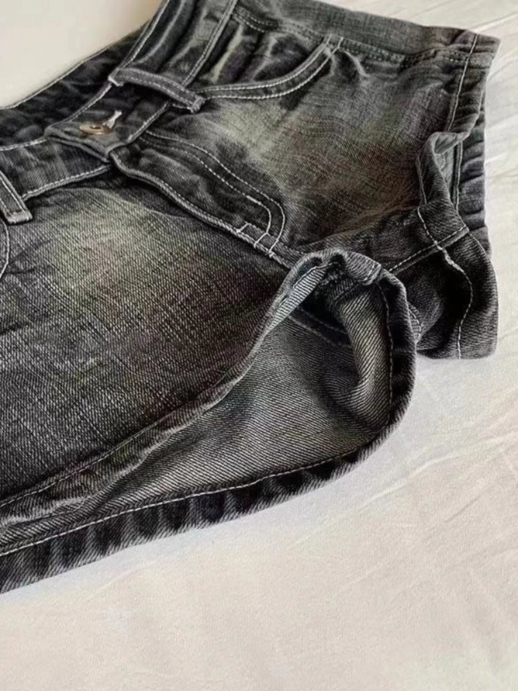 Denim Shorts Damen Schwarz Y2K Low Waist Used-Look – Noira von Talaine, Tragebild
