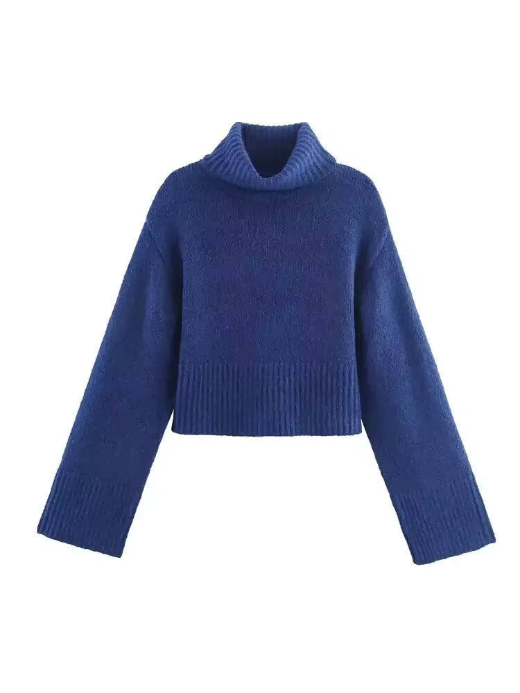 blauer strickpullover mit rollkragen und weiten ärmeln produktfoto