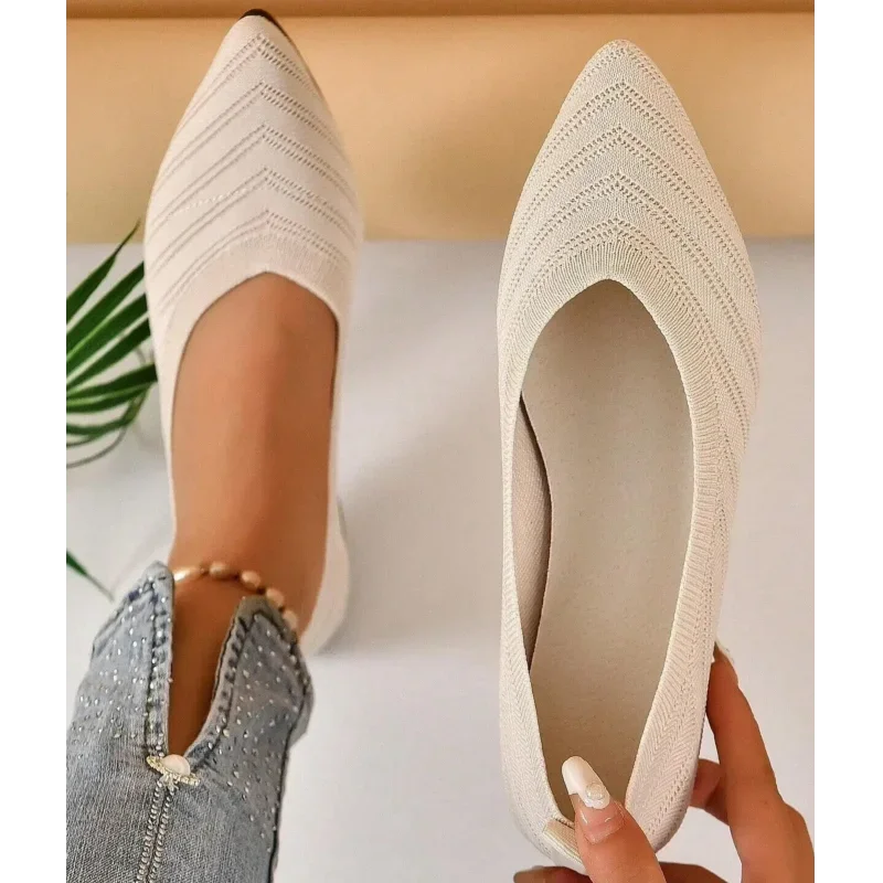 Beige Breeza Strick-Ballerinas von Talaine seitlich präsentiert