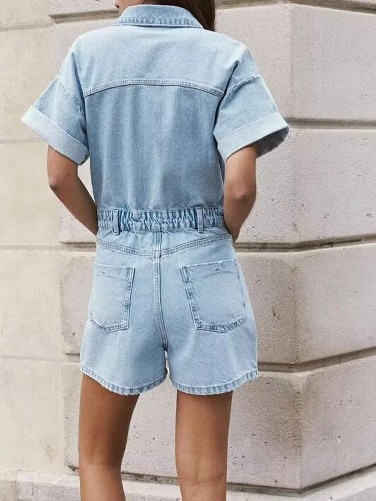 Sommerlicher Denim-Playsuit von Talaine im Utility-Stil seitlich