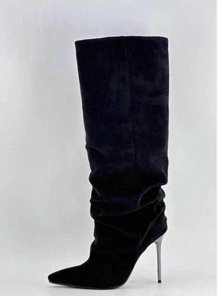 schwarze wildleder slouch boots mit spitzer form und stilettoabsatz