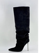 schwarze wildleder slouch boots mit spitzer form und stilettoabsatz