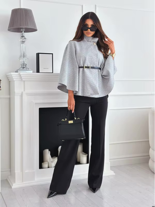graues Cape Top mit Gürtel und weiten Ärmeln, stilvolles Outfit mit schwarzer Hose