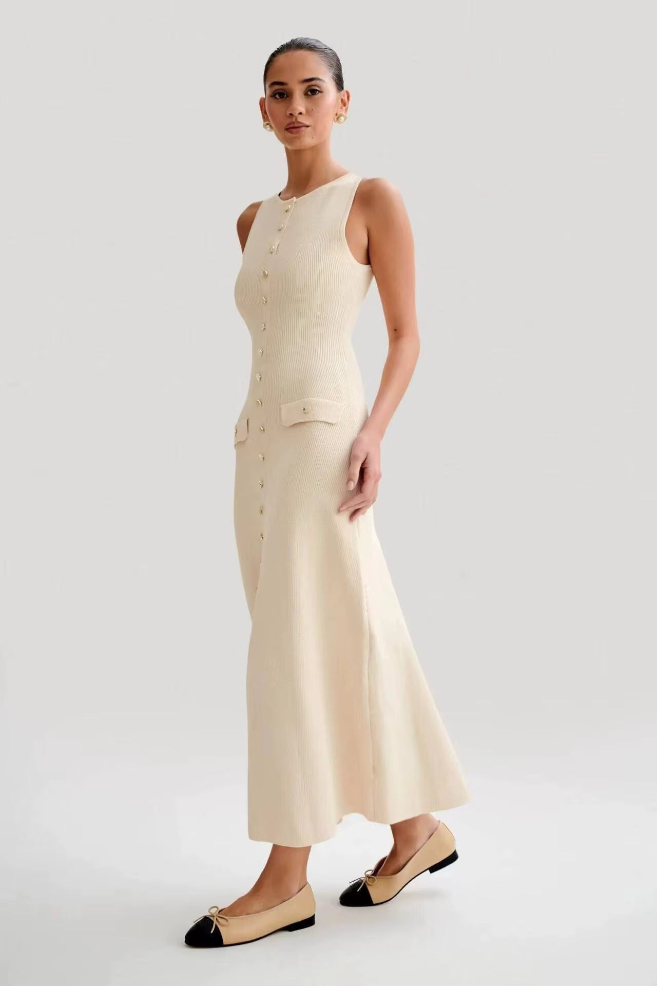 Crème midi-jurk met ribstructuur en klassieke knoopsluiting
