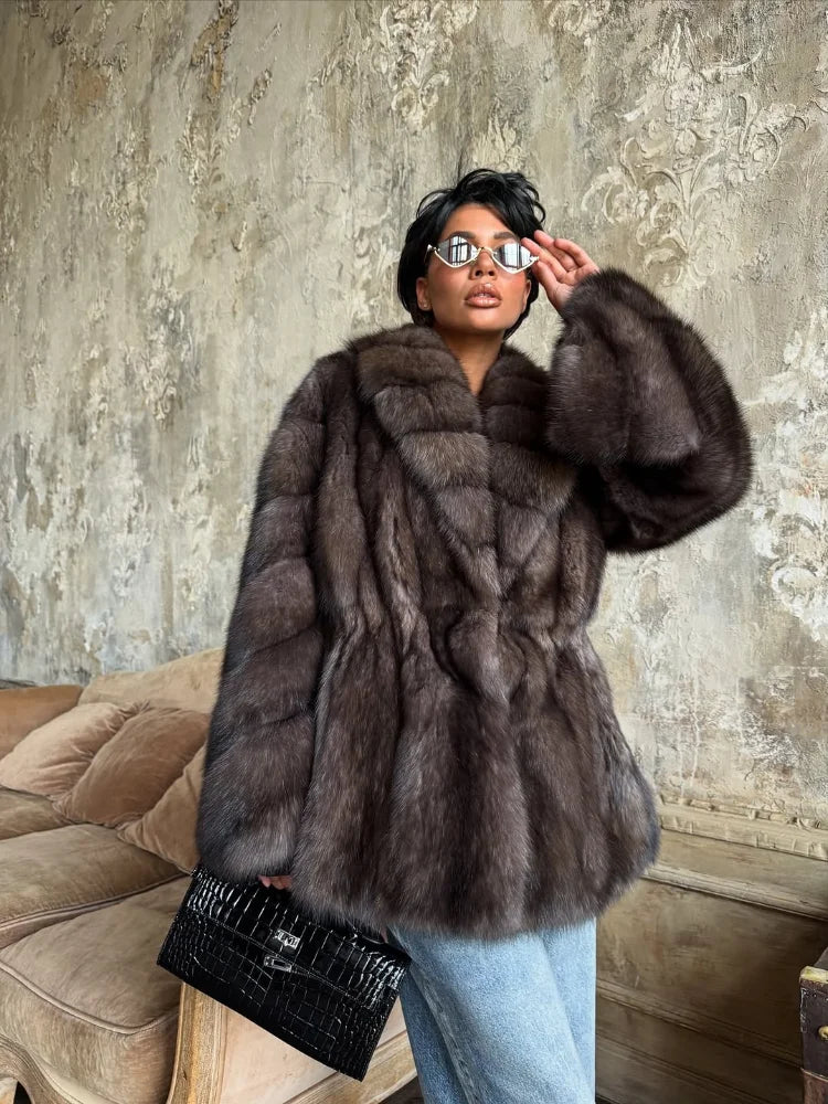 nahaufnahme einer dunkelbraunen kunstpelzjacke mit glänzender struktur