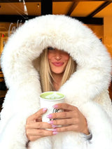 Detailaufnahme der Kapuze aus weichem Kunstfell