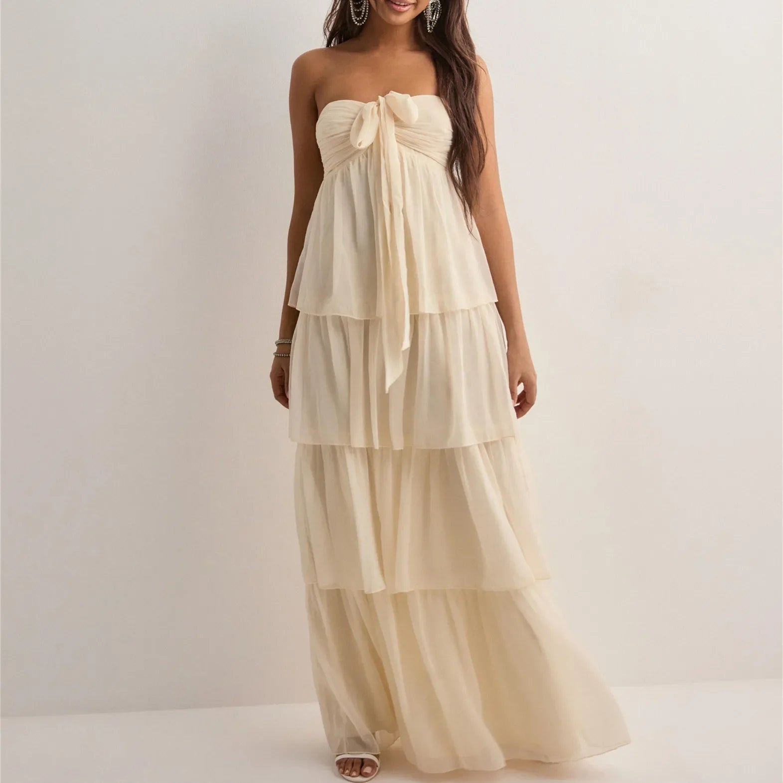 Trägerloses Solina Kleid mit Chiffon-Lagen für laue Sommerabende