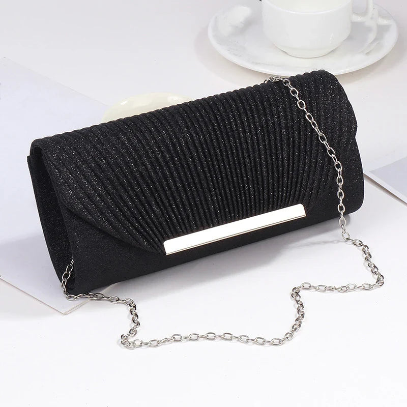 Aurora Charm Clutch met schouderketting – luxe en veelzijdig ontwerp.