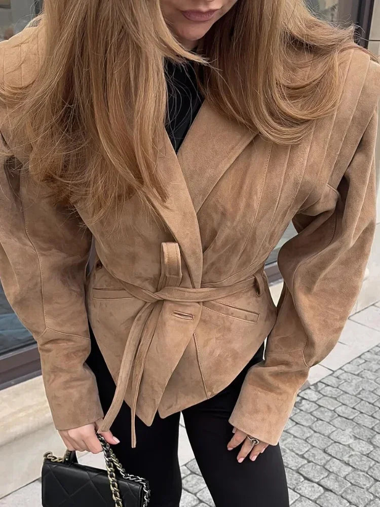 beige vegane Wildlederjacke mit Gürtel und Schulterdetails für Damen