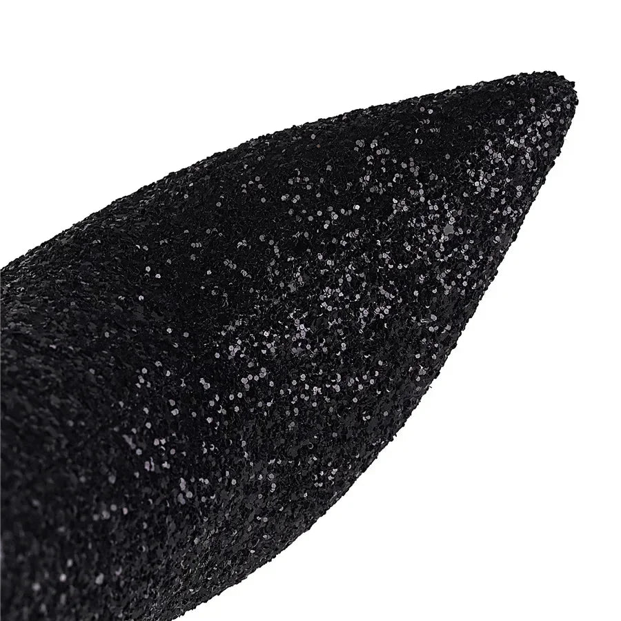 detailaufnahme von glitzeroberfläche und spitzer zehenpartie