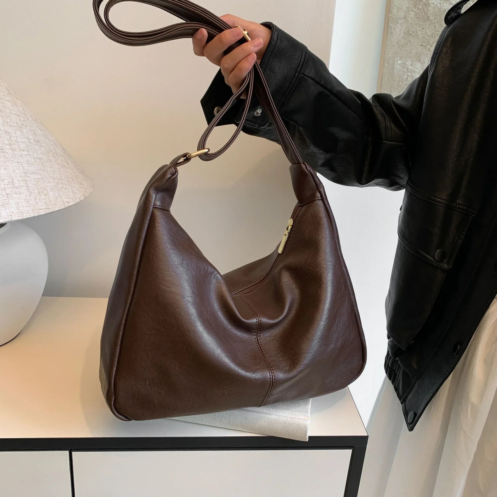 Novira Tasche in Braun auf einem Tisch platziert