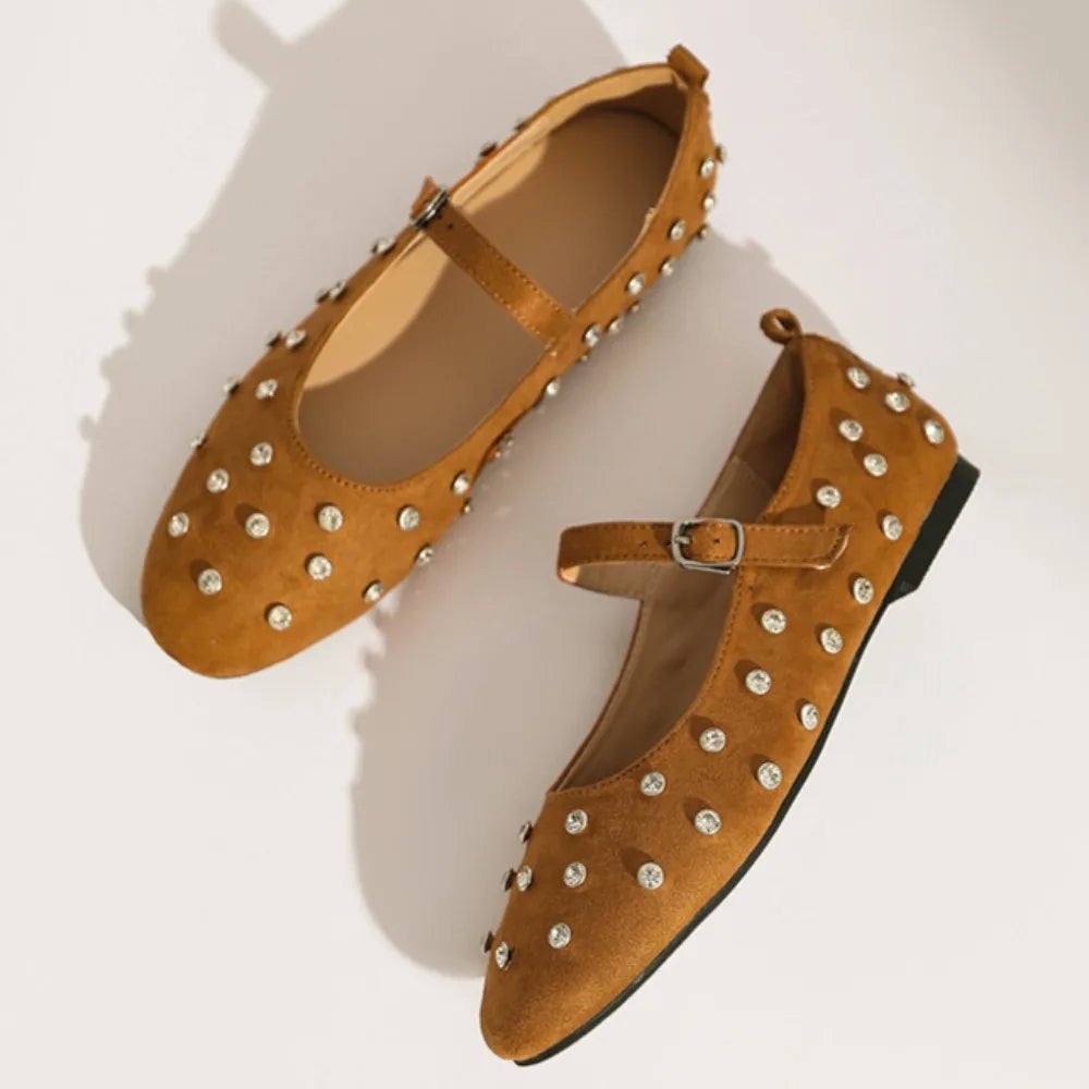 bruine suède mary jane schoenen met rivets en strass details
