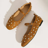 bruine suède mary jane schoenen met rivets en strass details
