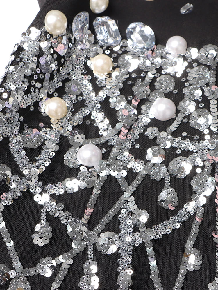 Close-up Perlen und Kristalle – luxuriöse Applikationen am Saum