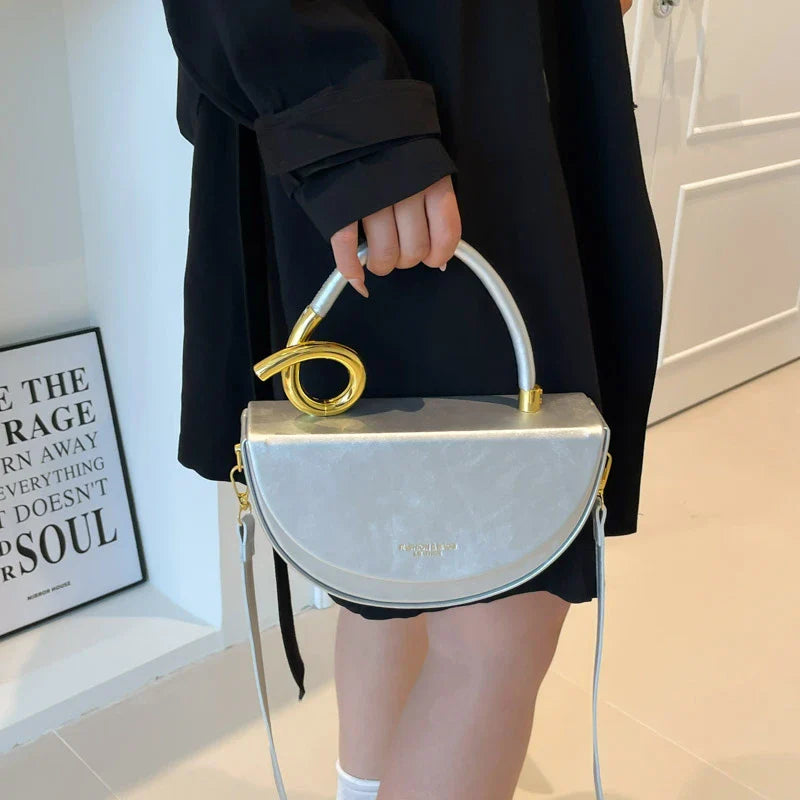 Amara Retro Halbmond Crossbody Bag in Silber mit weißem Riemen
