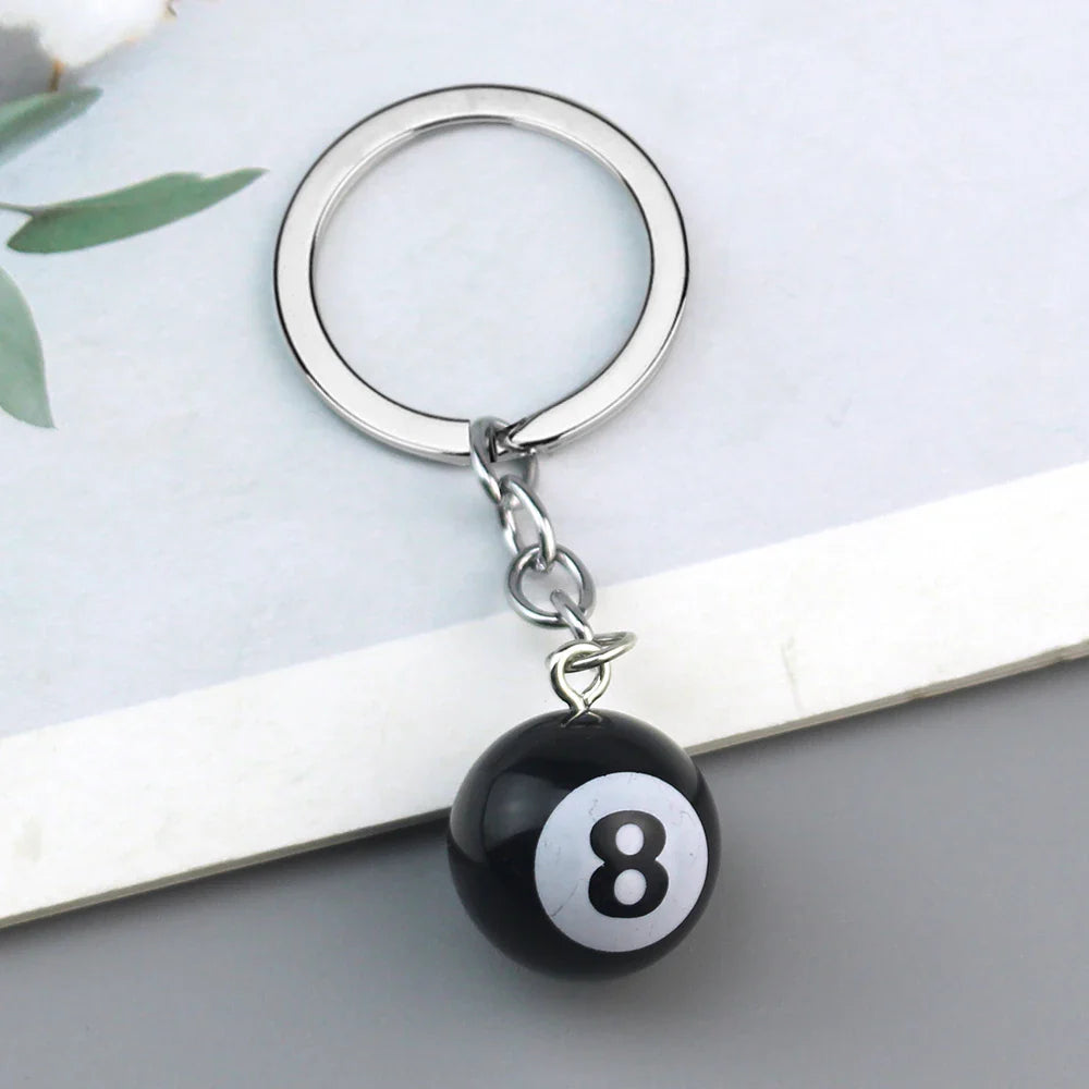 Tashanger met metalen ring en 8-ball bedel – simpel en stoer design