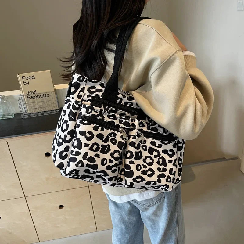 Roar Chic Tote – ruime leopardprint tas met stevige schouderbanden en meerdere ritsvakken, perfect voor dagelijks gebruik.