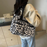 Roar Chic Tote – ruime leopardprint tas met stevige schouderbanden en meerdere ritsvakken, perfect voor dagelijks gebruik.