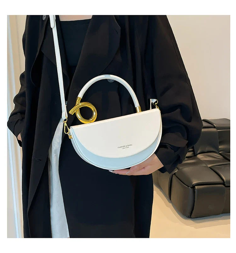 Amara Retro Crossbody Bag weiß als Shoulder Bag gestylt
