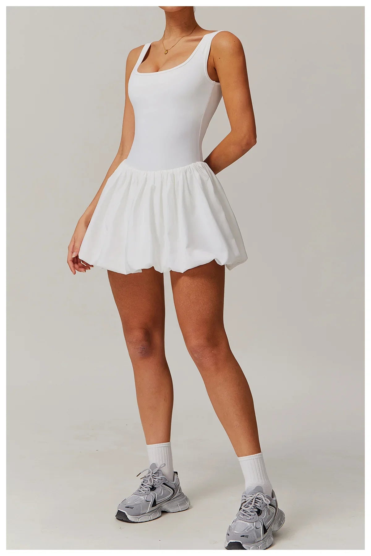 CourtGlow Playsuit | Sportlicher Damen Einteiler mit Rock-Look & Shorts