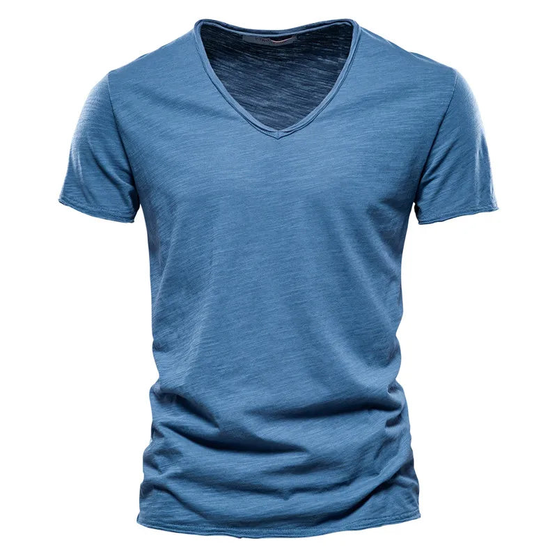 Lichtblauw zomershirt voor heren met V-hals en korte mouw