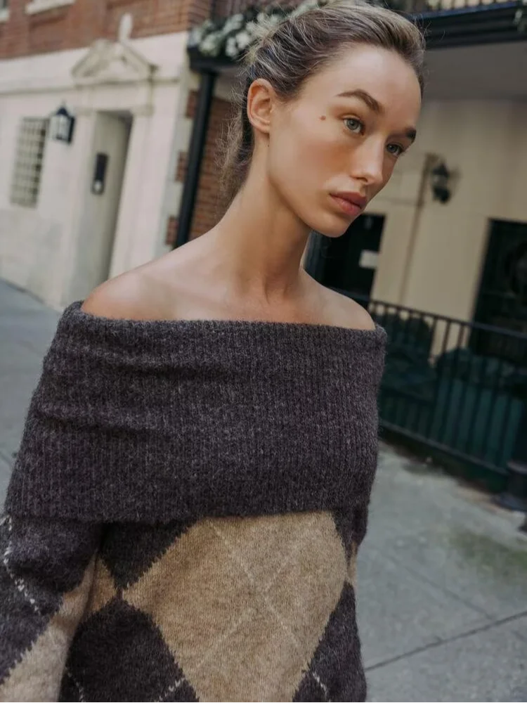 frau trägt off-shoulder strickpullover mit argyle muster in braun und beige