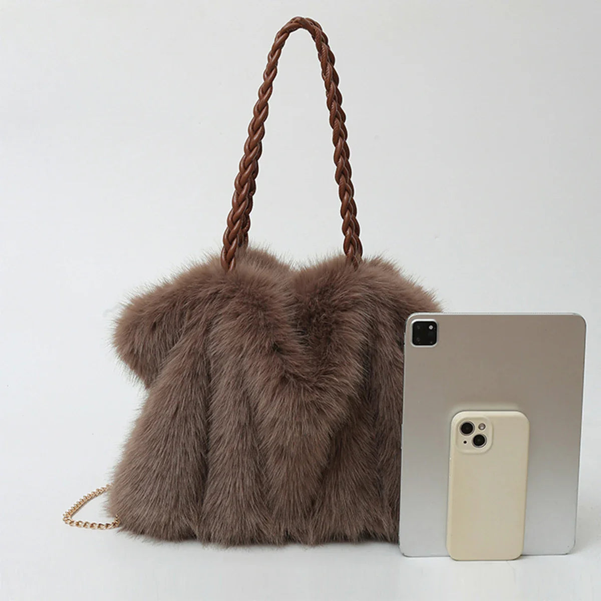 Fiora Fluff Bag | Luxuriöse Fluffy Handtasche mit Geflochtenem Henkel & Kette