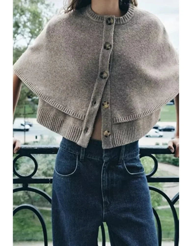 taupe strickweste mit cape-look und knöpfen, vorderansicht