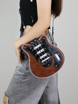 Bruine gitaar crossbody bag, gedragen met casual outfit
