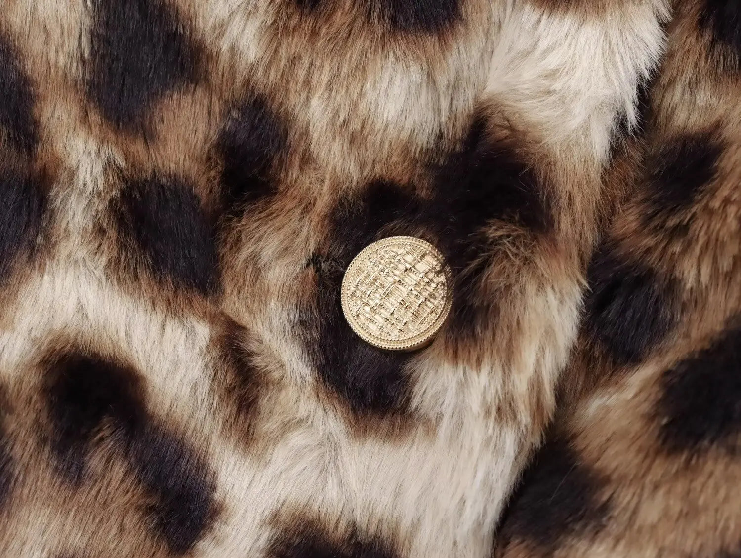 Leopard Elegance Coat Knopfdetail
