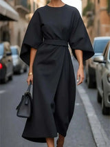 Schwarzes Midi Kleid mit Trompetenärmeln und Gürtel – elegante Businessmode für Damen