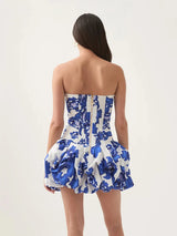 	Achterkant van blauwe strapless ballonjurk met volumineuze rok