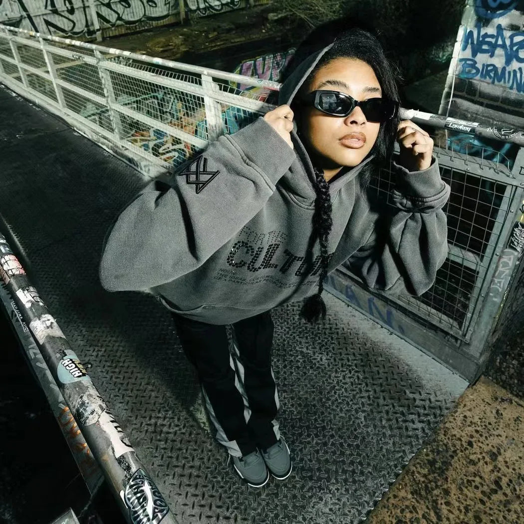 grauer hoodie mit strassschriftzug for the culture