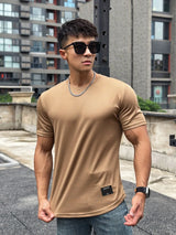 Milan slim fit T-shirt in camel op model met zonnebril
