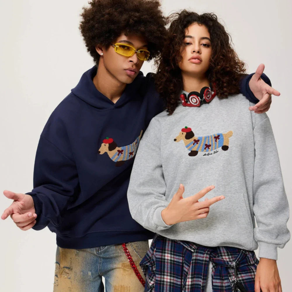 Navy Hoodie mit Dackel-Stickerei getragen von Frau
